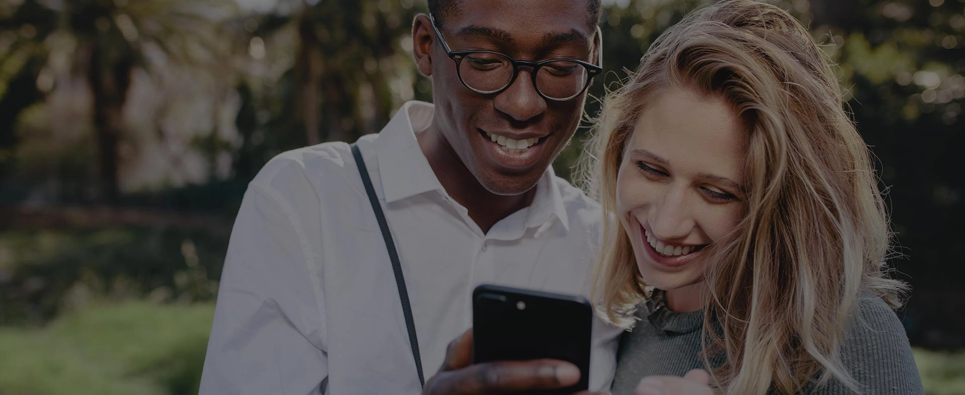 To smartphones side om side med app-skærme