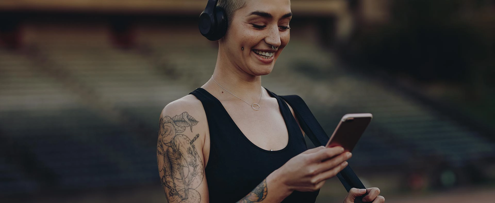 Person med smartphone i hånden